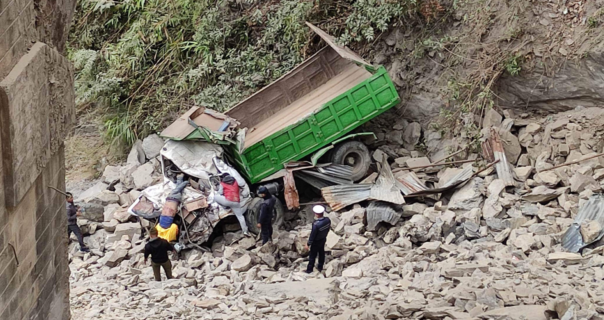 चितवनमा पुलबाट ट्रक खस्दा एकको मृत्यु